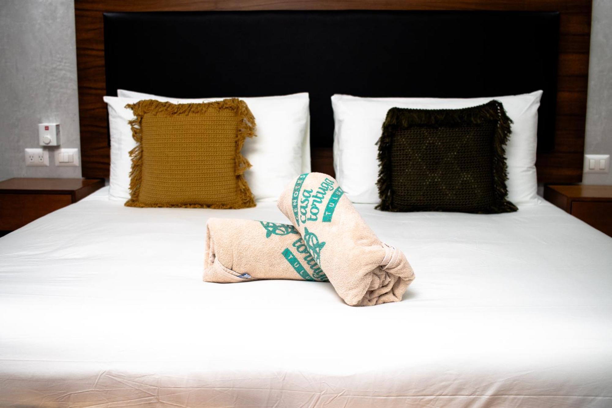 Hotel Casa Tortuga Tulum - Cenotes Park Inclusive Kültér fotó A bed with a folded blanket