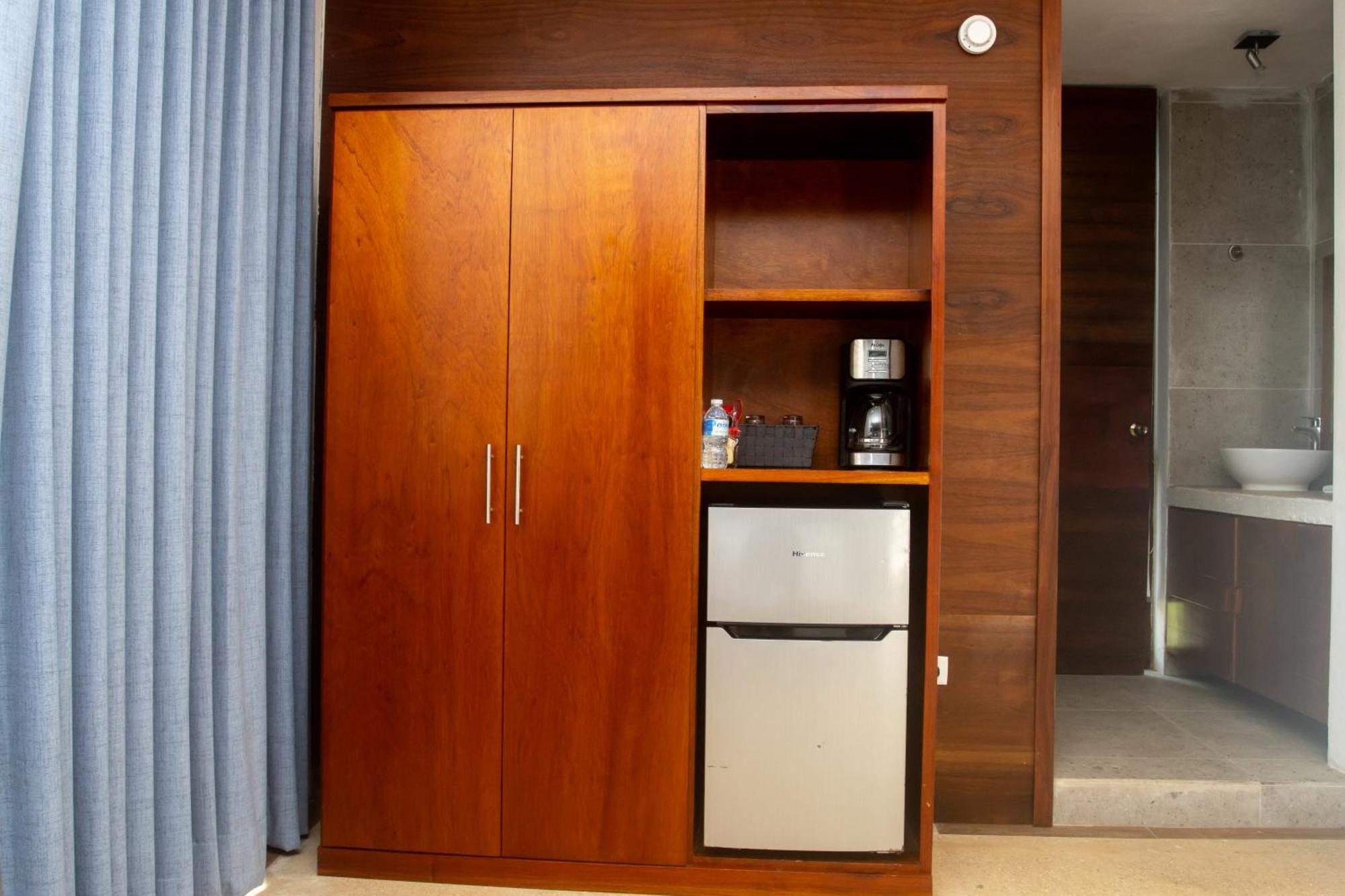 Hotel Casa Tortuga Tulum - Cenotes Park Inclusive Kültér fotó A hotel room with a mini-refrigerator